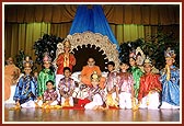 Youths pose for a photo with Swamishri 