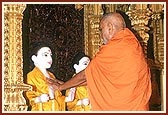 Swamishri performing the murti pratishtha ceremony