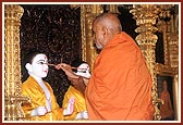 Swamishri performing the murti pratishtha ceremony