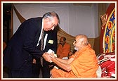 Swamishri is welcomed by Mayor of Clifton, Mr. James Anzaldi 