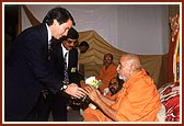 Paseic County Free Holder, Mr. Scott Rumano Swamishri greets