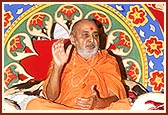Swamishri giving blessing to the devotees