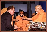 Swamishri blesses and presents a rosary to the Mayor of Sayerville, Mr. Kennedy O'Brian 