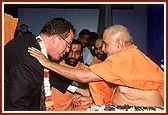 Swamishri blesses and presents a rosary to the Mayor of Sayerville, Mr. Kennedy O'Brian 
