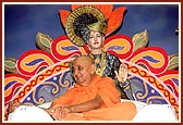 Swamishri in a jovial mood during an assembly