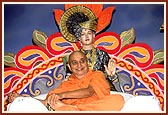 Swamishri in a jovial mood during an assembly