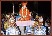 Gunatitanand Swami carried into the Sharad Poonam assembly