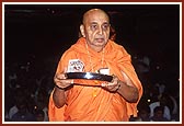 Swamishri performs the final arti of the Sharad Poonam Assembly