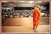 Swamishri performs the final arti of the Sharad Poonam Assembly