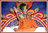 Swamishri blessing the assembly of devoees