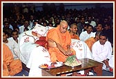 Swamishri performing Govardhan pooja