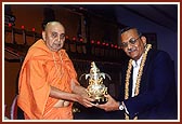 Swamishri presents a kalash to Mr. Nitin Desai, General Secretary of EcoSoc, UNO