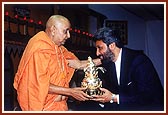 Swamishri presents a kalash to Mr. Bawa Jain, General Secretary of Millennium World Peace Summit 