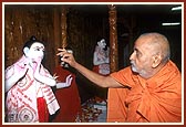 Swamishri performing the murti pratishtha ceremony