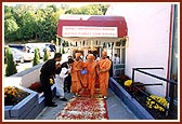 Swamishri leaving the mandir