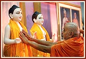 Swamishri performing the murti pratishtha 