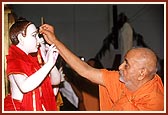 Swamishri performing the murti pratishtha 
