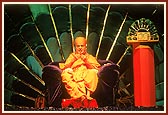Swamishri blessing the assembly at the end of the cultural presentation