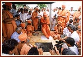 Dhun - Prarthana : Chanting the Swaminarayan mantra for completion of the mandir, without obstacles
