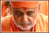 Dhun - Prarthana : Chanting the Swaminarayan mantra for completion of the mandir, without obstacles