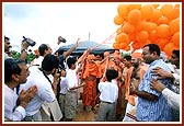 Swamishri releases balloons at the end of the ground-breaking ceremony