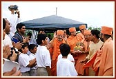 Swamishri departing after the ground-breaking ceremony