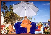 Swamishri blessing the assembly