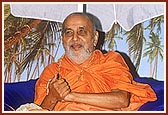 Swamishri blessing the assembly