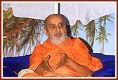 Swamishri blessing the assembly