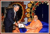 Mayor of Boynton Beach, Mr. Gerald Broening, presenting 'Key to the City' to Swamishri