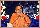Swamishri blessing the devotees during the evening assembly