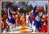 Kishores dance as Swamishri approaches the Haveli