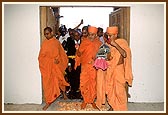 After inaugurating the Haveli, Swamishri enters and sanctifies it by showering petals 