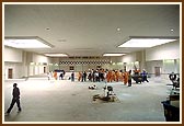 Swamishri visits the pillarless assembly hall in the Haveli complex