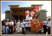 Swamishri inaugurates the annual Walk-a thon by releasing balloons