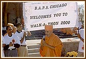Swamishri blesses more than 700 devotee participants prior to the Walk-a-thon