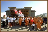 Chanting the Swaminarayan dhun, Swamishri circumambulates the Haveli during the Walk-a-thon 