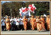 Chanting the Swaminarayan dhun, Swamishri circumambulates the Haveli during the Walk-a-thon 