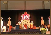 Swamishri blesses the assembly