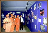 Swamishri looks on at an exhibition