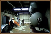 Swamishri sanctifies and looks at the water tanks in the Haveli complex