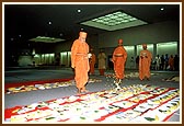 Swamishri sanctifies the account books by showering petals