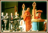 Swamishri and invited guests perform arti of Thakorji