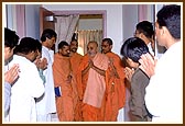 Swamishri greets everyone on New Year's Day