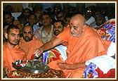 Swamishri performs Govardhan puja on Annakut day