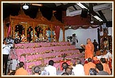 Swamishri performs Annakut arti at the former Akshar Purushottam Mandir in Chicago