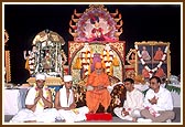 Swamishri with the two parshads and their parents