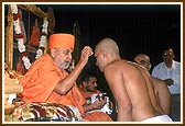 Swamishri initiates a youth into parshad diksha and names him Nachiketa Bhagat 