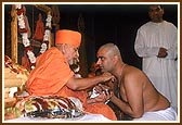 Swamishri initiates a youth into parshad diksha and names him Kanaad Bhagat