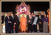 Swamishri with from left Hon. Congressman Blagoivich, Hon. Henry Hyde,U.S. House of Representatives, Hon. James "Pate" Philip, Illinois Senate President & Hon.Surendra Kumar Consulate General of India,